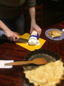 Cutting the ice cream to adorn the pie. 